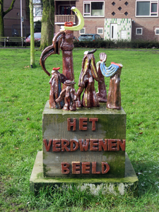 829599 Afbeelding van het door kunstenaar Rik Berkhout gemaakte 'Verdwenen Beeld', op de groenstrook tussen de ...